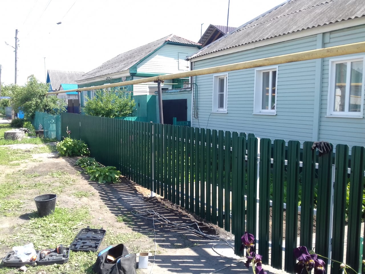 Комбинированный забор 25м штакетник и профлист, ворота, калитка фото в Нальчике