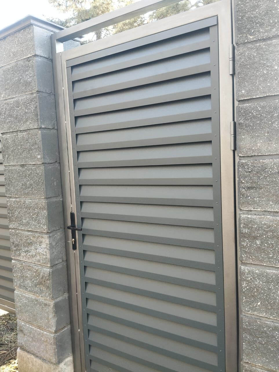 Откатные ворота с калиткой из ламелей Реснички RAL7024/7024 Серый Графит двусторонний МАТТЕ фото 2 в Нальчике