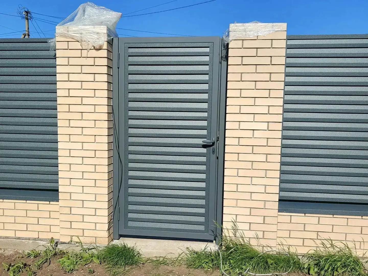Забор-жалюзи из ламелей Реснички 16м RAL7024 Серый Графит Стальной Бархат фото 2 в Нальчике